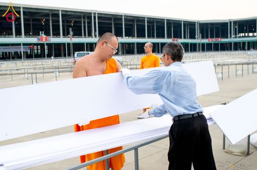 ภาพ No.326289:วันที่ 26 -27 เมษาบน พ.ศ.2569 การเก็บงานแผ่นหน้าโต๊ะที่ลานธรรม งานถวายมหาสังฆทาน 40,000 กว่าวัดทั่วประเทศ ณ ลานธรรม วัดพระธรรมกาย