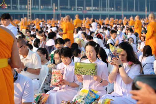 ภาพ No.279967:วันที่ 1 มกราคม พ.ศ.2569 พิธีตักบาตรในวันขึ้นปีใหม่ ณ ลานธรรม วัดพระธรรมกาย