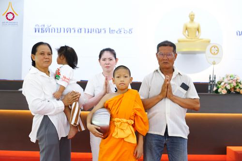 ภาพ No.320929:วันเสาร์ที่ 11 เมษายน พ.ศ.2569 พิธีตักบาตรฉลองสามเณรใหม่ ณ ศูนย์อบรมเยาวชนนครปฐม