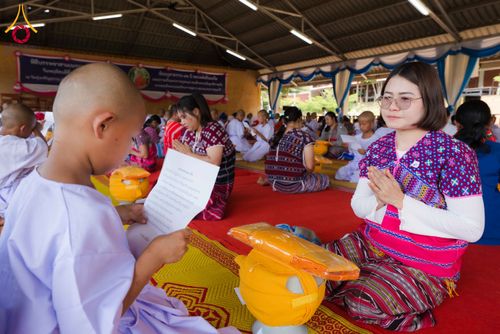 ภาพ No.317674:วันพฤหัสบดีที่ ๒ เมษายน พ.ศ.๒๕๖๙ พิธีบรรพชาสามเณรภาคฤดูร้อน น้อมบูชาธรรมอายุวัฒนมงคล ๘๒ ปี หลวงพ่อธัมมชโย และ ถวายเป็นพระราชกุศลแด่ สมเด็จพระกนิษฐาธิราชเจ้ากรมสมเด็จพระเทพรัตน์ราชสุดาฯ สยามบรมราชกุมารี รุ่นที่ ๑๓ ณ วัดทุ่งเจริญธรรม อำเภออมก๋อย จังหวัดเชี