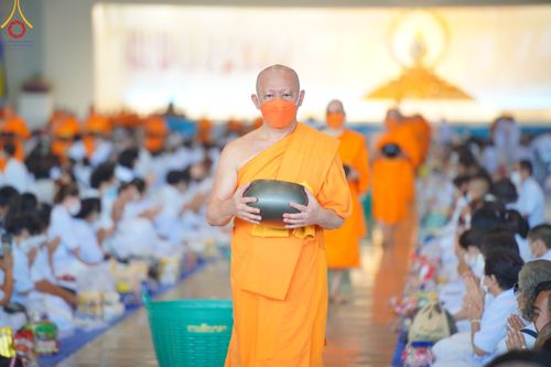 ภาพ No.78828:พิธีตักบาตร ข้าวสารอาหารแห้ง พิธีบูชาข้าวพระ ในวันอาทิตย์ต้นเดือนที่ 2 เมษายน พ.ศ. 2566