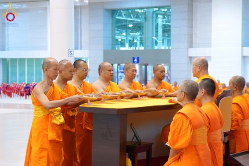 ภาพ No.284829:วันอาทิตย์ที่ 14 ธันวาคม พ.ศ.2568  พิธีปฏิบัติธรรม พิธีถวายภัตตาหารเป็นสังฆทาน พิธีมอบต้นสมบัติจักรพรรดิ ถวายแด่เจ้าอาวาสและประธานสงฆ์ 236 ศูนย์ส่งเสริมศีลธรรมทั่วโลก ณ สภาธรรมกายสากล วัดพระธรรมกาย