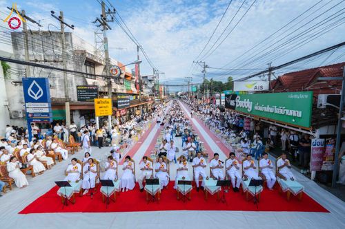 ภาพ No.336880:วันเสาร์ที่ 27 มิถุนายน 2569 พิธีตักบาตรพระ 1,345 รูป  ณ ข่วงสันกำแพง อำเภอสันกำแพง จังหวัดเชียงใหม่