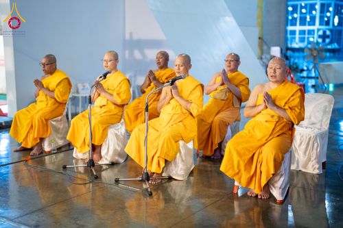 ภาพ No.286765:วันอาสาฬหบูชา วันพฤหัสบดีที่ 10 กรกฏาคม พ.ศ.2568  พิธีเวียนประทักษิณรอบพระมหาธรรมกายเจดีย์ , พิธีฉลองชัยสวดมนต์บทธัมมจักกัปปวัตตนสูตร ครบ 7,520,000,000 จบ ณ มหารัตนวิหารคด วัดพระธรรมกาย