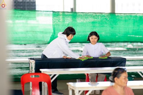 ภาพ No.322398:วันที่ 16 เมษายน พ.ศ.2569 การจัดเตรียมเบาะรองนอน เช็ดทำความสะอาด  เพื่องานถวายมหาสังฆทาน 40,000 กว่าวัดทั่วประเทศ วันคุ้มครองโลก 22 เมษายน พ.ศ.2569 วัดพระธรรมกาย