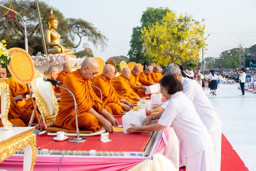 ภาพ No.318050:วันเสาร์ที่ 4 เมษายน พ.ศ. 2569 งานทำบุญเมืองใจกลางอยุธยา  ตักบาตรพระ 1,109 รูป ณ ถนนชีกุน หน้าวัดมหาธาตุ และวัดราชบูรณะ