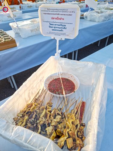 ภาพ No.106048:พิธีถวายภัตตาหารเป็นสังฆทาน แด่คณะพระธรรมยาตราฯ ในโครงการธรรมยาตรากตัญญูบูชา มหาปูชนียาจารย์ พระมงคลเทพมุนี(สด จนฺทสโร) พระผู้ปราบมาร อนุสรณ์สถาน 7 แห่ง ปีที่ 12 วันที่ 3 มกราคม พ.ศ. 2567 ณ อนุสรณ์สถานโลตัสแลนด์ จ.สุพรรณบุรี