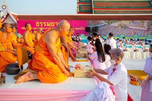 ภาพ No.72019:พิธีตักบาตรพระธรรมยาตราฯ ในโครงการธรรมยาตรากตัญญูบูชา มหาปูชนียาจารย์ พระมงคลเทพมุนี(สด จนฺทสโร) พระผู้ปราบมาร ปีที่ 11 ณ อนุสรณ์สถานลำดับที่ 3 สถานที่เกิดใหม่ในเพศสมณะ วัดสองพี่น้อง อ.สองพี่น้อง จ.สุพรรณบุรี วันที่ 18 มกราคม พ.ศ. 2566