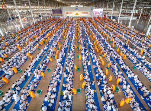 ภาพ No.327934:วันที่ 3 พฤษภาคม พ.ศ.2569 พิธีตักบาตร ข้าวสารอาหารแห้ง ณ บ้านแก้วเรือนทองคุณยายอาจารย์ฯ วัดพระธรรมกาย