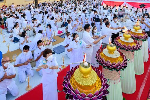 ภาพ No.73265:พิธีจุดประทีปถวายเป็นพุทธบูชา และบูชาธรรมมหาปูชนียาจารย์ ในโครงการธรรมยาตรากตัญญูบูชา มหาปูชนียาจารย์ พระมงคลเทพมุนี(สด จนฺทสโร) พระผู้ปราบมาร ปีที่ 11 ณ อนุสรณ์สถานลำดับที่ 4 สถานที่เกิดด้วยกายธรรม วัดโบสถ์ (บน) บางคูเวียง อ.บางกรวย จ.นนทบุรี วันที่ 21 