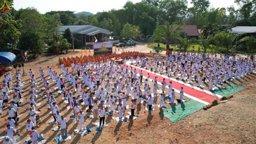 ภาพ No.326897:วันศุกร์ที่ ๑ พฤษภาคม พ.ศ.๒๕๖๙ พิธีทอดผ้าป่า สถาปนาองค์พระเจดีย์เพื่อสร้างสันติภาพโลก และ พิธีโปรยรัตนชาติ กลั่นแผ่นดิน  โปรยทราย เป็นปฐมฤกษ์ ณ ศูนย์ปฏิบัติธรรมเถินเทิดธรรม ต.แม่ปะ อ.เถิน จ.ลำปาง