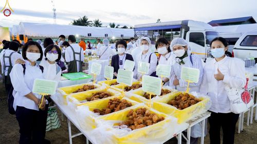 ภาพ No.70067:พิธีถวายภัตตาหารเป็นสังฆทาน แด่คณะพระธรรมยาตราฯ ในโครงการธรรมยาตราฯ ปีที่ 11 ณ อนุสรณ์สถานคลองบางนางแท่น อ.สามพราน จ.นครปฐม วันที่ 11 มกราคม พ.ศ. 2566