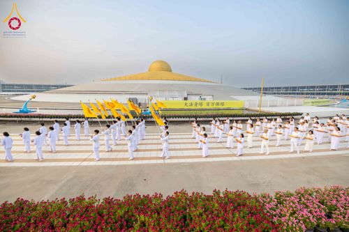 ภาพ No.319396:วันเสาร์ที่ 4 เมษายน พ.ศ.2569 พิธีขอขมา มอบผ้าไตร และถวายบาตรแด่นาคธรรมทายาท ในโครงการบรรพชาสามเณรฟื้นฟูพระพุทธศาสนาทั่วไทย โครงการหน่อแก้วเปรียญธรรม รุ่นที่ 14 โครงการสามเณรยุวธรรมทายาท รุ่นที่ 34 โครงการสามเณรมัชฌิมธรรมทายาท รุ่นที่ 30 ณ สภาธรรมกายสากล