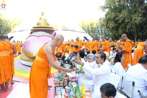 ภาพ No.289385:วันที่ 7 มกราคม พ.ศ. 2569 พิธีตักบาตรพระธรรมยาตรา ณ อนุสรณ์สถานลำดับที่ 1 สถานที่เกิดด้วยรูปกายเนื้อ อนุสรณ์สถานมหาวิหารพระมงคลเทพมุนี (โลตัสแลนด์) อ.สองพี่น้อง จ.สุพรรณบุรี ในโครงการธรรมยาตรา กตัญญูบูชา มหาปูชนียาจารย์ พระมงคลเทพมุนี(สด จนฺทสโร) พระผู้ป