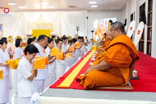 ภาพ No.316126:วันศุกร์ที่ 27 มีนาคม พ.ศ. 2569 พิธีบำเพ็ญกุศล คุณพ่อณรงค์ จินตมากุล  สิริอายุ 99 ปี 11 เดือน โยมบิดา พระครูปลัดรัตนวีรวัฒน์ (รังสฤษดิ์ อิทฺธิจินตโก) ที่ปรึกษาเจ้าคณะจังหวัดปทุมธานี เจ้าอาวาสวัดพระธรรมกาย  ณ ห้องปลูกศรัทธา 2 วัดพระธรรมกาย ปทุมธานี