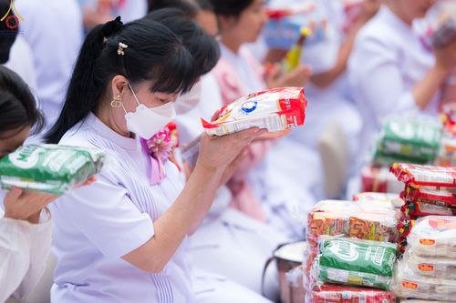ภาพ No.69700:พิธีตักบาตรพระธรรมยาตราฯ ในโครงการธรรมยาตรากตัญญูบูชา มหาปูชนียาจารย์ พระมงคลเทพมุนี(สด จนฺทสโร) พระผู้ปราบมาร ปีที่ 11 ณ อนุสรณ์สถานลำดับที่ 1 สถานที่เกิดด้วยรูปกายเนื้อ อนุสรณ์สถานมหาวิหารพระมงคลเทพมุนี อ.สองพี่น้อง จ.สุพรรณบุรี