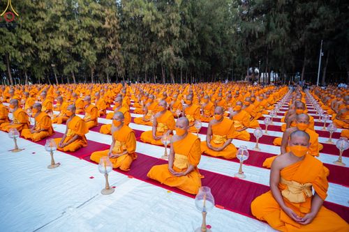 ภาพ No.69468:พิธีจุดประทีปถวายเป็นพุทธบูชา และบูชาธรรมมหาปูชนียาจารย์ ในโครงการธรรมยาตรากตัญญูบูชา มหาปูชนียาจารย์ พระมงคลเทพมุนี(สด จนฺทสโร) พระผู้ปราบมาร ปีที่ 11 ณ อนุสรณ์สถานมหาวิหารพระมงคลเทพมุนี อ.สองพี่น้อง จ.สุพรรณบุรี