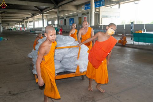 ภาพ No.322989:วันที่ 17-19 เมษายน พ.ศ.2569 การปูผ้ากระสอบขาว , เตรียมจุดฉัน , เตรียมจุดพักค้าง เพื่องานถวายมหาสังฆทาน 40,000 กว่าวัดทั่วประเทศ วันคุ้มครองโลก 22 เมษายน พ.ศ.2569 วัดพระธรรมกาย
