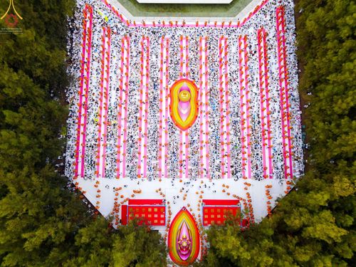 ภาพ No.69609:พิธีตักบาตรพระธรรมยาตราฯ ในโครงการธรรมยาตรากตัญญูบูชา มหาปูชนียาจารย์ พระมงคลเทพมุนี(สด จนฺทสโร) พระผู้ปราบมาร ปีที่ 11 ณ อนุสรณ์สถานลำดับที่ 1 สถานที่เกิดด้วยรูปกายเนื้อ อนุสรณ์สถานมหาวิหารพระมงคลเทพมุนี อ.สองพี่น้อง จ.สุพรรณบุรี