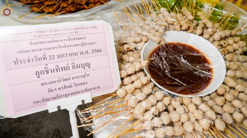 ภาพ No.73789:พิธีถวายภัตตาหารเป็นสังฆทาน แด่คณะพระธรรมยาตราฯ ในโครงการธรรมยาตรากตัญญูบูชา มหาปูชนียาจารย์ พระมงคลเทพมุนี(สด จนฺทสโร) พระผู้ปราบมาร อนุสรณ์สถาน 7 แห่ง ปีที่ 11 วันที่ 22 มกราคม พ.ศ. 2566