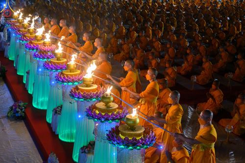 ภาพ No.69352:พิธีจุดประทีปถวายเป็นพุทธบูชา และบูชาธรรมมหาปูชนียาจารย์ ในโครงการธรรมยาตรากตัญญูบูชา มหาปูชนียาจารย์ พระมงคลเทพมุนี(สด จนฺทสโร) พระผู้ปราบมาร ปีที่ 11 ณ อนุสรณ์สถานมหาวิหารพระมงคลเทพมุนี อ.สองพี่น้อง จ.สุพรรณบุรี