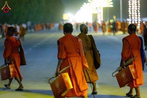 ภาพ No.324532:วันที่ 22 เมษายน พ.ศ.2569 (วันคุ้มครองโลก) บรรยากาศพระสังฆาธิการและสาธุชน การเดินทางกลับ งานถวายมหาสังฆทาน 40,000 กว่าวัดทั่วประเทศ วัดพระธรรมกาย