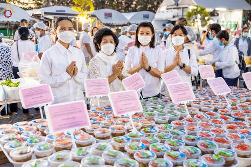 ภาพ No.71333:พิธีถวายภัตตาหารเป็นสังฆทาน แด่คณะพระธรรมยาตราฯ ในโครงการธรรมยาตรากตัญญูบูชา มหาปูชนียาจารย์ พระมงคลเทพมุนี(สด จนฺทสโร) พระผู้ปราบมาร อนุสรณ์สถาน 7 แห่ง ปีที่ 11 วันที่ 15 มกราคม พ.ศ. 2566