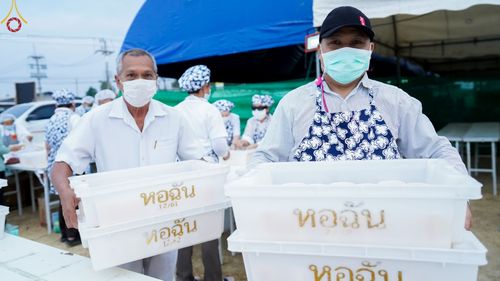 ภาพ No.69939:พิธีถวายภัตตาหารเป็นสังฆทาน แด่คณะพระธรรมยาตราฯ ในโครงการธรรมยาตราฯ ปีที่ 11 ณ อนุสรณ์สถานมหาวิหารพระมงคลเทพมุนี อ.สองพี่น้อง จ.สุพรรณบุรี วันที่ 9 มกราคม พ.ศ. 2566