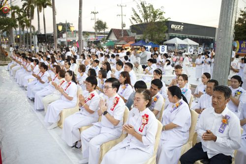 ภาพ No.284173:วันเสาร์ที่ 20 ธันวาคม พ.ศ.2568  พิธีตักบาตรพระ 10,000 รูป เนื่องในโอกาส 194 ปี จังหวัดกาญจนบุรี และอุทิศส่วนกุศลให้แด่บรรพชนทั้งหลาย บริเวณถนนสองแคว (Skywalk) เมืองกาญจนบุรี