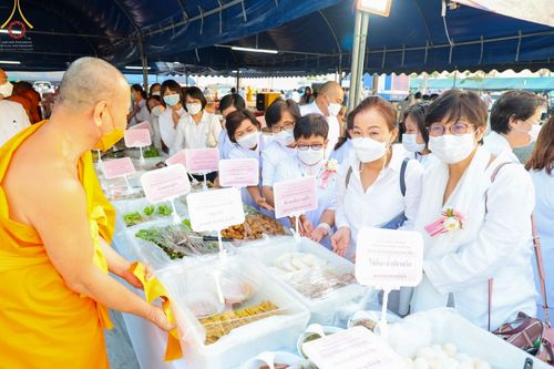 ภาพ No.74019:พิธีถวายภัตตาหารเป็นสังฆทาน แด่คณะพระธรรมยาตราฯ ในโครงการธรรมยาตรากตัญญูบูชา มหาปูชนียาจารย์ พระมงคลเทพมุนี(สด จนฺทสโร) พระผู้ปราบมาร อนุสรณ์สถาน 7 แห่ง ปีที่ 11 วันที่ 24 มกราคม พ.ศ. 2566