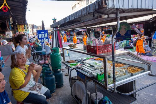 ภาพ No.106160:พิธีต้อนรับพระธรรมยาตรา ชุด 2 ในโครงการธรรมยาตรากตัญญูบูชา มหาปูชนียาจารย์  พระมงคลเทพมุนี(สด จนฺทสโร) พระผู้ปราบมาร  อนุสรณ์สถาน 7 แห่ง ปีที่ 12  วันที่ 3 มกราคม พ.ศ. 2567  ณ อนุสรณ์สถานโลตัสแลนด์ จ.สุพรรณบุรี