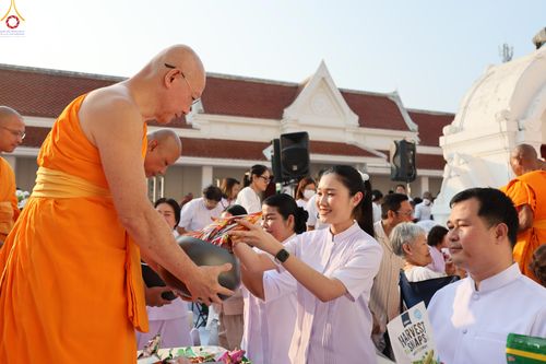 ภาพ No.297693:วันที่ 18 มกราคม พ.ศ. 2569 พิธีตักบาตรพระธรรมยาตรา ณ วัดโบสถ์บน ต.บางคูเวียง จ.นนทบุรี อนุสรณ์สถานลำดับที่ 4 สถานที่เกิดด้วยกายธรรม ในโครงการธรรมยาตรา กตัญญูบูชา มหาปูชนียาจารย์ พระมงคลเทพมุนี(สด จนฺทสโร) พระผู้ปราบมาร อนุสรณ์สถาน 7 แห่ง ปีที่ 14