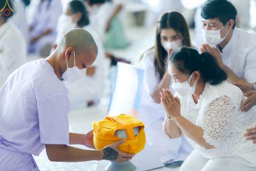 ภาพ No.63920:พิธีขอขมาและมอบผ้าไตรแด่นาคธรรมทายาท โครงการอุปสมบทบูชาธรรมมหาปูชนียาจารย์ วันอาทิตย์ที่ 20 พฤศจิกายน พ.ศ. 2565