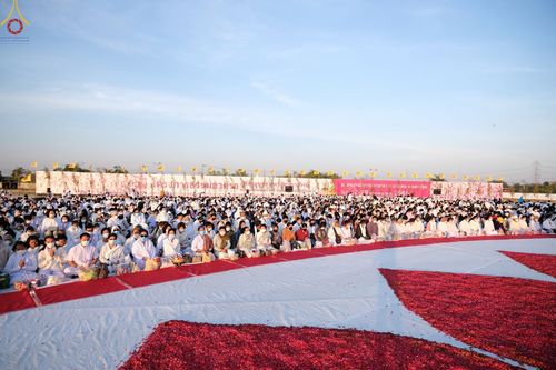 ภาพ No.74751:พิธีตักบาตรพระธรรมยาตราฯ ในโครงการธรรมยาตรากตัญญูบูชา มหาปูชนียาจารย์ พระมงคลเทพมุนี(สด จนฺทสโร) พระผู้ปราบมาร ปีที่ 11 ณ อนุสรณ์สถานลำดับที่ 5 สถานที่เผยแผ่วิชชาธรรมกายครั้งแรก อนุสรณ์สถานบางปลา วัดบางปลา อ.บางเลน จ.นครปฐม วันที่ 29 มกราคม พ.ศ. 2566