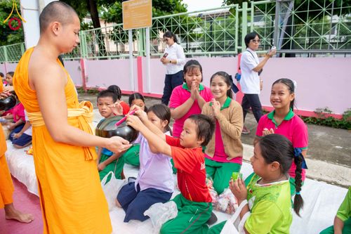 ภาพ No.342578:วันที่ 5 สิงหาคม พ.ศ. 2569  กิจกรรมตักบาตรโครงการรักความดี เพื่อเผยแผ่งานพระพุทธศาสนา  ศูนย์คมนาคม วัดพระธรรมกาย ณ โรงเรียนสังข์อ่ำ อ.คลองหลวง จ.ปทุมธานี