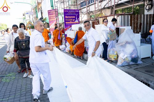 ภาพ No.311262:วันเสาร์ที่ 28 กุมภาพันธ์ พ.ศ. 2569 พิธีตักบาตรพระมหากุศล 11,250 รูป เฉลิมฉลอง 1,250 ปีศรีธรรมราชเจดีย์ สู่มรดกโลก ณ ถนนราชดำเนิน บริเวณหน้าวัดพระมหาธาตุวรมหาวิหาร อ.เมือง จ.นครศรีธรรมราช