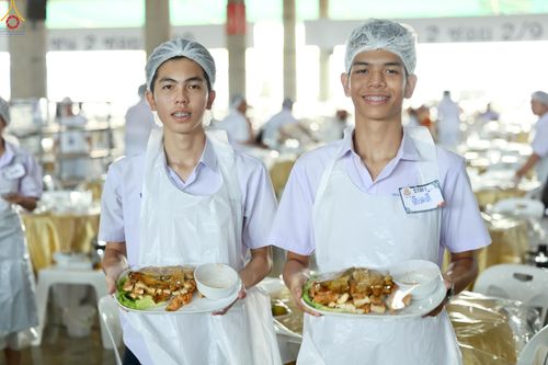 ภาพ No.323739:วันที่ 22 เมษายน พ.ศ.2569(วันคุ้มครองโลก) งานถวายมหาสังฆทาน 40,000 กว่าวัดทั่วประเทศ คณะสงฆ์ฉันภัตตาหารเพล