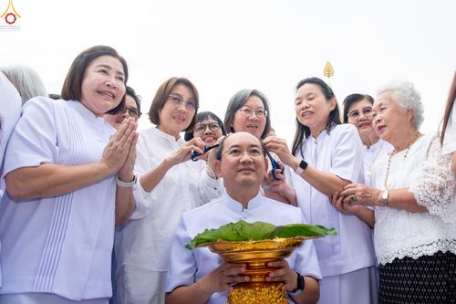 ภาพ No.330188:วันที่ 30 พฤษภาคม พ.ศ.2569 พิธีตัดปอยผมและปลงผม อุบาสกอุปสมบทอุทิศชีวิต 11 ท่าน ณ โบสถ์พระไตรปิฎก วัดพระธรรมกาย จังหวัดปทุมธานี