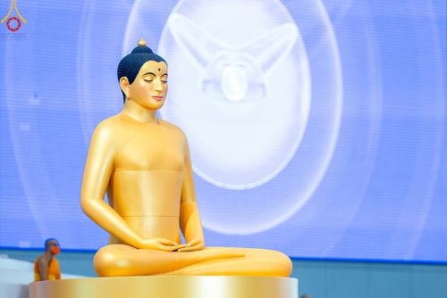 ภาพ No.83666:พิธีวางแผ่นจารึกชื่อและพิธีวางพวงมาลัยสักการะพระประธาน วันอาทิตย์ที่ 16 กรกฎาคม พ.ศ. 2566 ณ รัตนบัลลังก์ สภาธรรมกายสากล วัดพระธรรมกาย