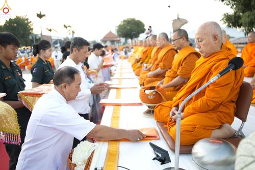 ภาพ No.284183:วันเสาร์ที่ 20 ธันวาคม พ.ศ.2568  พิธีตักบาตรพระ 10,000 รูป เนื่องในโอกาส 194 ปี จังหวัดกาญจนบุรี และอุทิศส่วนกุศลให้แด่บรรพชนทั้งหลาย บริเวณถนนสองแคว (Skywalk) เมืองกาญจนบุรี