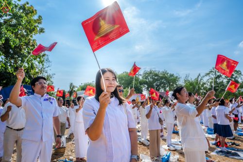 ภาพ No.326914:วันศุกร์ที่ ๑ พฤษภาคม พ.ศ.๒๕๖๙ พิธีทอดผ้าป่า สถาปนาองค์พระเจดีย์เพื่อสร้างสันติภาพโลก และ พิธีโปรยรัตนชาติ กลั่นแผ่นดิน  โปรยทราย เป็นปฐมฤกษ์ ณ ศูนย์ปฏิบัติธรรมเถินเทิดธรรม ต.แม่ปะ อ.เถิน จ.ลำปาง