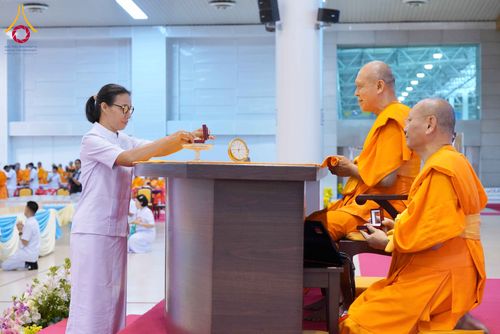 ภาพ No.338015:วันอาทิตย์ต้นเดือน 5 กรกฎาคม พ.ศ.2569 สัมมนาพิเศษ พิธีมอบพระของขวัญ ณ ห้องแก้วสารพัด1 วัดพระธรรมกาย