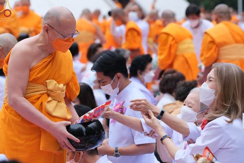 ภาพ No.69620:พิธีตักบาตรพระธรรมยาตราฯ ในโครงการธรรมยาตรากตัญญูบูชา มหาปูชนียาจารย์ พระมงคลเทพมุนี(สด จนฺทสโร) พระผู้ปราบมาร ปีที่ 11 ณ อนุสรณ์สถานลำดับที่ 1 สถานที่เกิดด้วยรูปกายเนื้อ อนุสรณ์สถานมหาวิหารพระมงคลเทพมุนี อ.สองพี่น้อง จ.สุพรรณบุรี