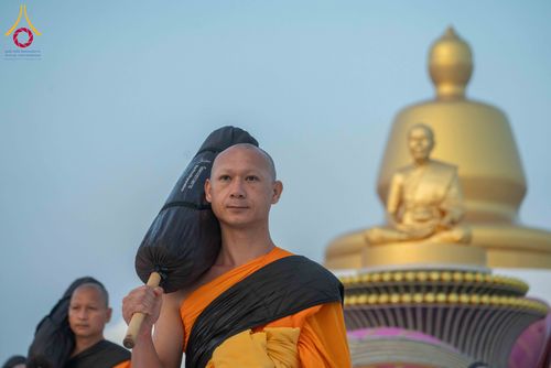 ภาพ No.299807:วันที่ 19 มกราคม พ.ศ.2569 พระธรรมยาตราปฏิบัติธรรมและถ่ายภาพหมู่ประวัติศาสตร์ ณ อนุสรณ์สถานลำดับที่ 5 สถานที่เผยแผ่วิชชาธรรมกายครั้งแรก  อนุสรณ์สถานบางปลาวัดบางปลา อ.บางเลน จ.นครปฐม ในโครงการธรรมยาตรา กตัญญูบูชา มหาปูชนียาจารย์ พระมงคลเทพมุนี(สด จนฺทสโร) 