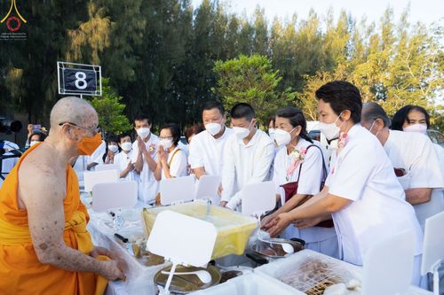 ภาพ No.71344:พิธีถวายภัตตาหารเป็นสังฆทาน แด่คณะพระธรรมยาตราฯ ในโครงการธรรมยาตรากตัญญูบูชา มหาปูชนียาจารย์ พระมงคลเทพมุนี(สด จนฺทสโร) พระผู้ปราบมาร อนุสรณ์สถาน 7 แห่ง ปีที่ 11 วันที่ 15 มกราคม พ.ศ. 2566
