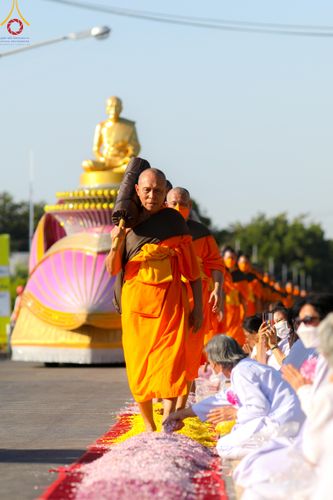 ภาพ No.105686:พิธีต้อนรับพระธรรมยาตรา ในโครงการธรรมยาตรากตัญญูบูชา มหาปูชนียาจารย์ พระมงคลเทพมุนี(สด จนฺทสโร) พระผู้ปราบมาร อนุสรณ์สถาน 7 แห่ง ปีที่ 12 วันที่ 3 มกราคม พ.ศ. 2567 ณ อนุสรณ์สถานโลตัสแลนด์ จ.สุพรรณบุรี