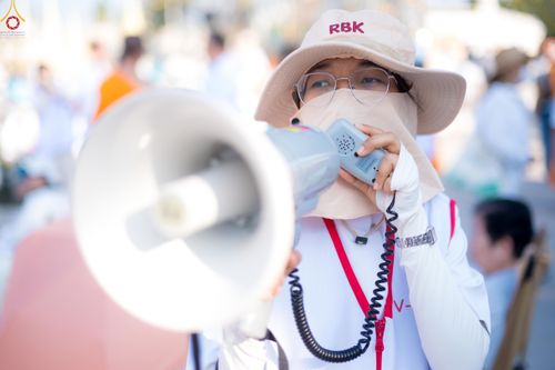 ภาพ No.300704:ภาพเบื้องหลังอาสาสมัครรวมใจ ชุดที่ 3 ในโครงการธรรมยาตรา กตัญญูบูชา มหาปูชนียาจารย์ พระมงคลเทพมุนี(สด จนฺทสโร) พระผู้ปราบมาร อนุสรณ์สถาน 7 แห่ง ปีที่ 14