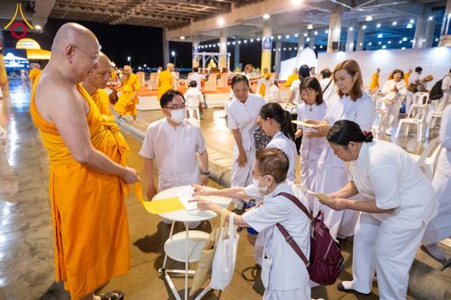 ภาพ No.286776:วันอาสาฬหบูชา วันพฤหัสบดีที่ 10 กรกฏาคม พ.ศ.2568  พิธีเวียนประทักษิณรอบพระมหาธรรมกายเจดีย์ , พิธีฉลองชัยสวดมนต์บทธัมมจักกัปปวัตตนสูตร ครบ 7,520,000,000 จบ ณ มหารัตนวิหารคด วัดพระธรรมกาย