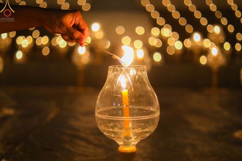 ภาพ No.69363:พิธีจุดประทีปถวายเป็นพุทธบูชา และบูชาธรรมมหาปูชนียาจารย์ ในโครงการธรรมยาตรากตัญญูบูชา มหาปูชนียาจารย์ พระมงคลเทพมุนี(สด จนฺทสโร) พระผู้ปราบมาร ปีที่ 11 ณ อนุสรณ์สถานมหาวิหารพระมงคลเทพมุนี อ.สองพี่น้อง จ.สุพรรณบุรี