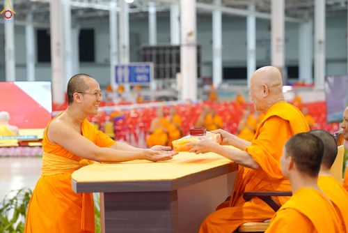 ภาพ No.338976:วันอาทิตย์ที่ 12 กรกฎาคม พ.ศ.2569 พิธีมุทิตาผู้สอบได้เปรียญธรรม ประโยค 1-2 ถึง ป.ธ.9 และ บ.ศ.1-2 ถึง บ.ศ.6 สำนักศาสนศึกษาวัดพระธรรมกาย ประจำปี 2569, พิธีมอบตราตั้งแต่งตั้งอาจารย์ใหญ่ สำนักศาสนศึกษาวัดพระธรรมกาย